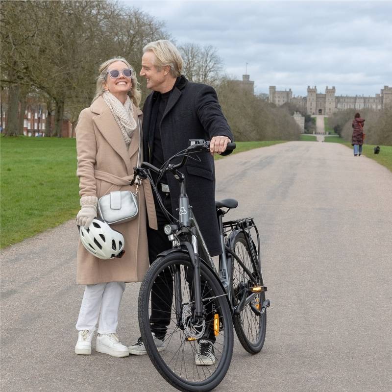 HYGGE AARHUS STEP CITY ELECTRIC BIKE - 250W, 80KM RANGE, SHIMANO 8-SPEED, GRAPHITE GREY - Charge & Glide